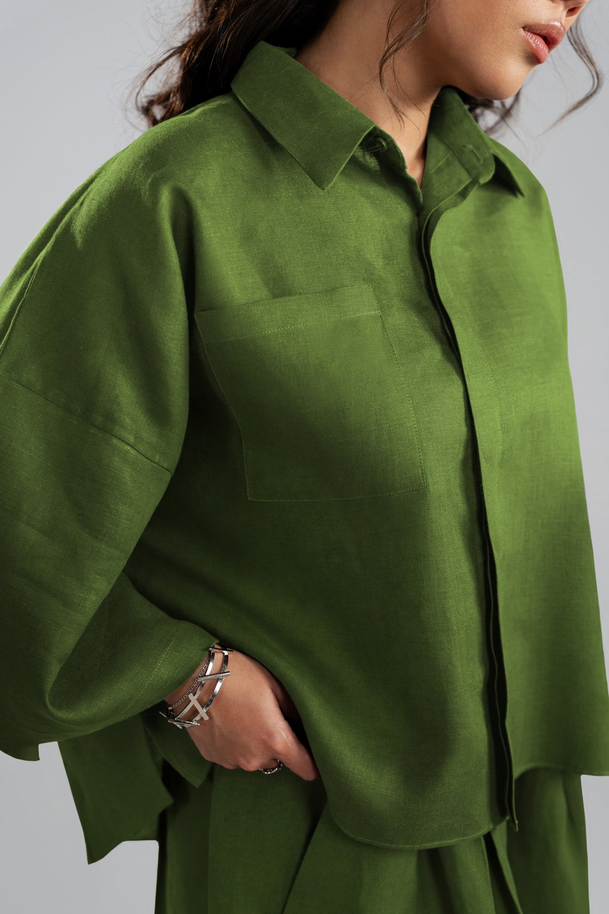 Aspen Set button-down collar and cropped shirt detail