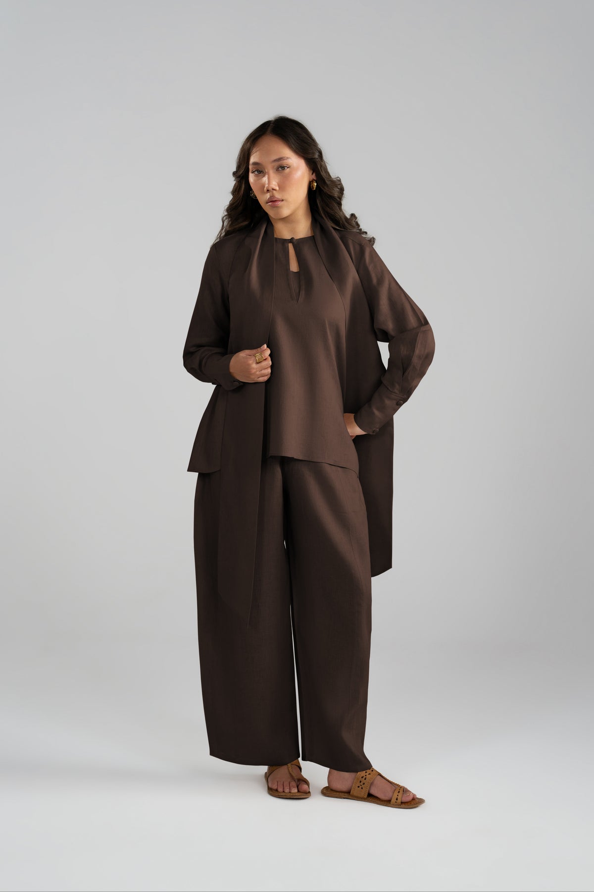 Pure linen three-piece with keyhole neckline, balloon trousers and matching scarf