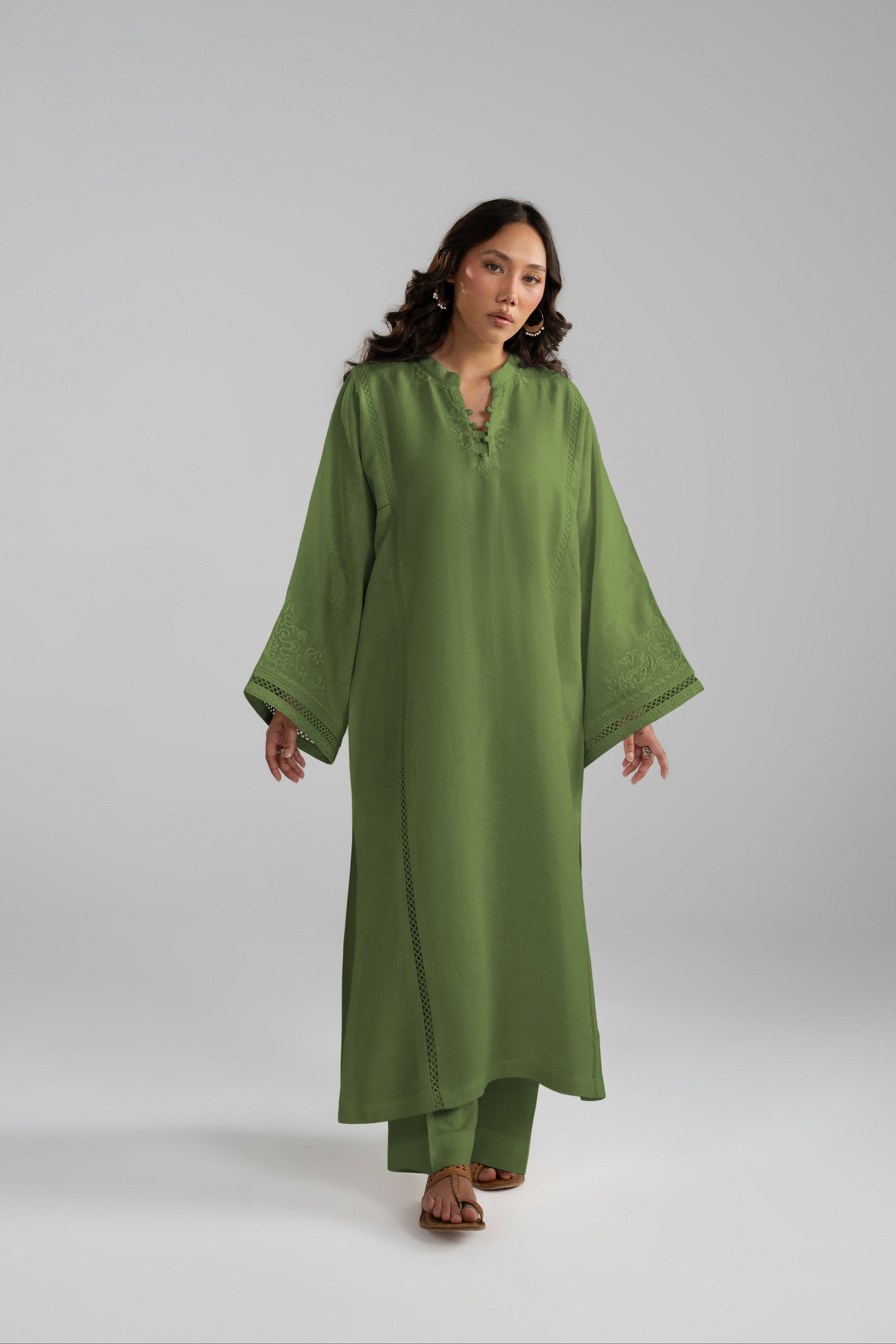 Clover Set in green linen worn as a long-sleeve tunic with wide-hem trousers and tan sandals