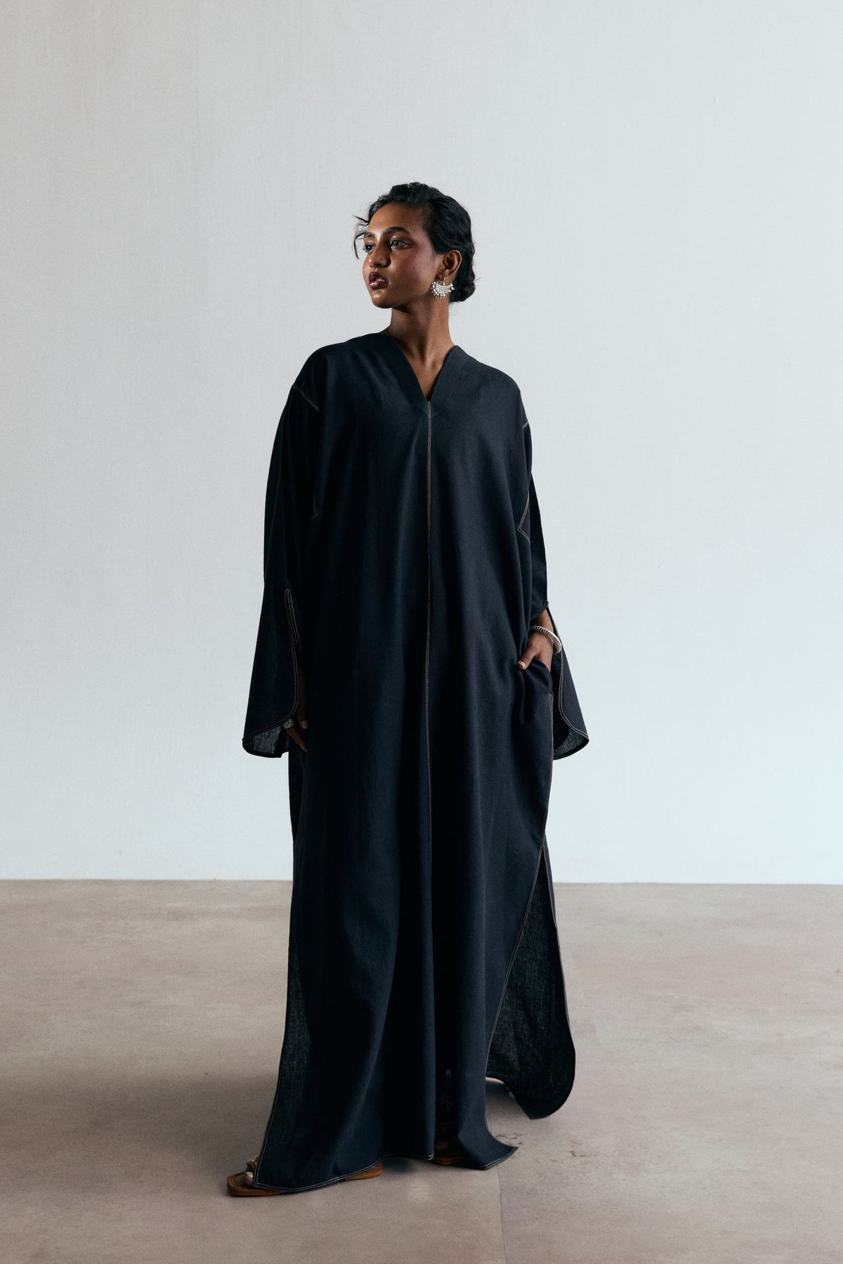Ebony Kaftan Set with wide sleeves, functional pockets and side slits, three-quarter view