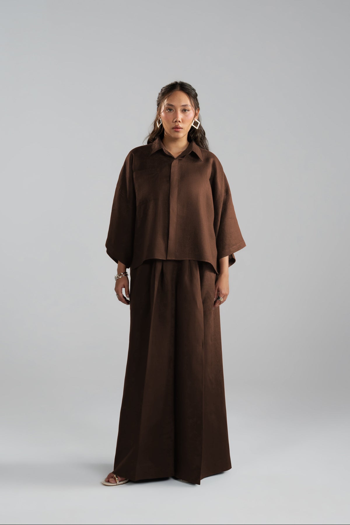 Espresso Set brown cropped pure linen shirt with wide sleeves and high-waisted wide-leg trousers
