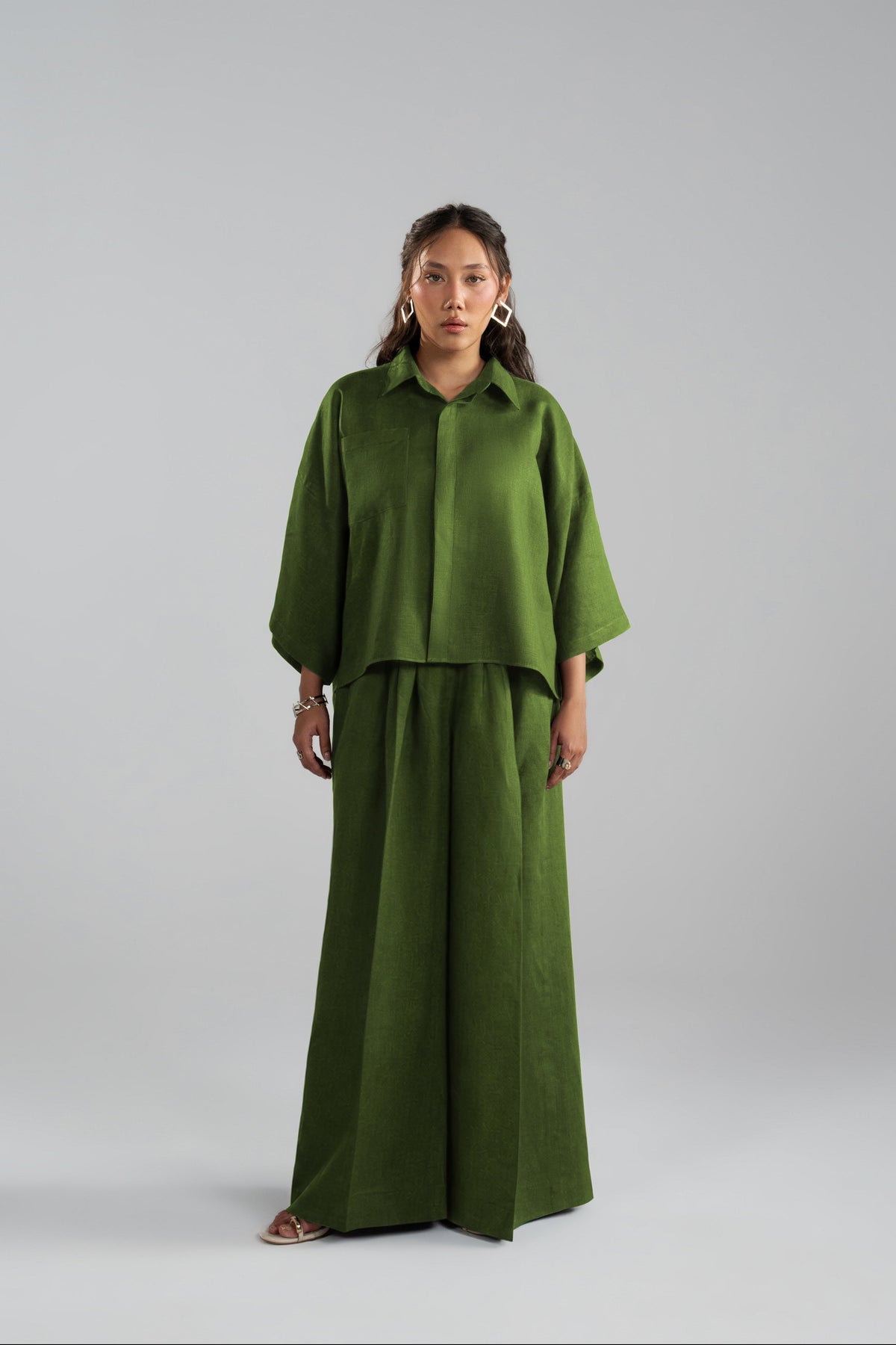 Aspen Set green linen cropped shirt with wide sleeves and high-waisted wide-leg trousers