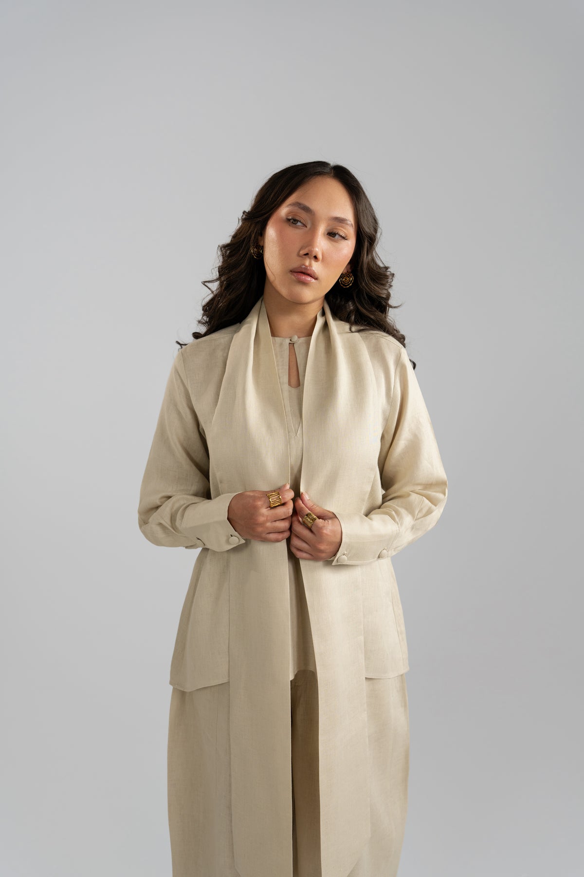 Front view of a model wearing the Tuscany beige pure linen set with the matching scarf draped symmetrically over both shoulders.